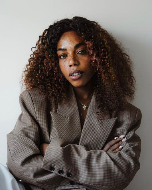Perruque Martine curly brun en cheveux 100 % naturels – vue 1
