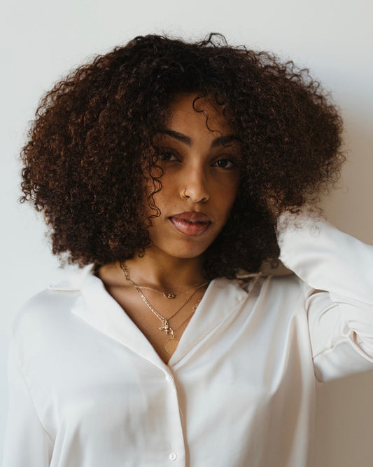 Perruque Martine curly brun en cheveux 100 % naturels – vue 2